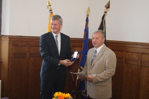 Der LVWA Präsident Thomas Pleye übergibt Ehrennadel an Harald Zeiler